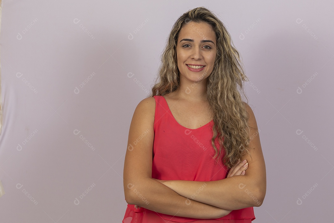 Linda mulher sorridente cabelo longos loiro sobre fundo isolado