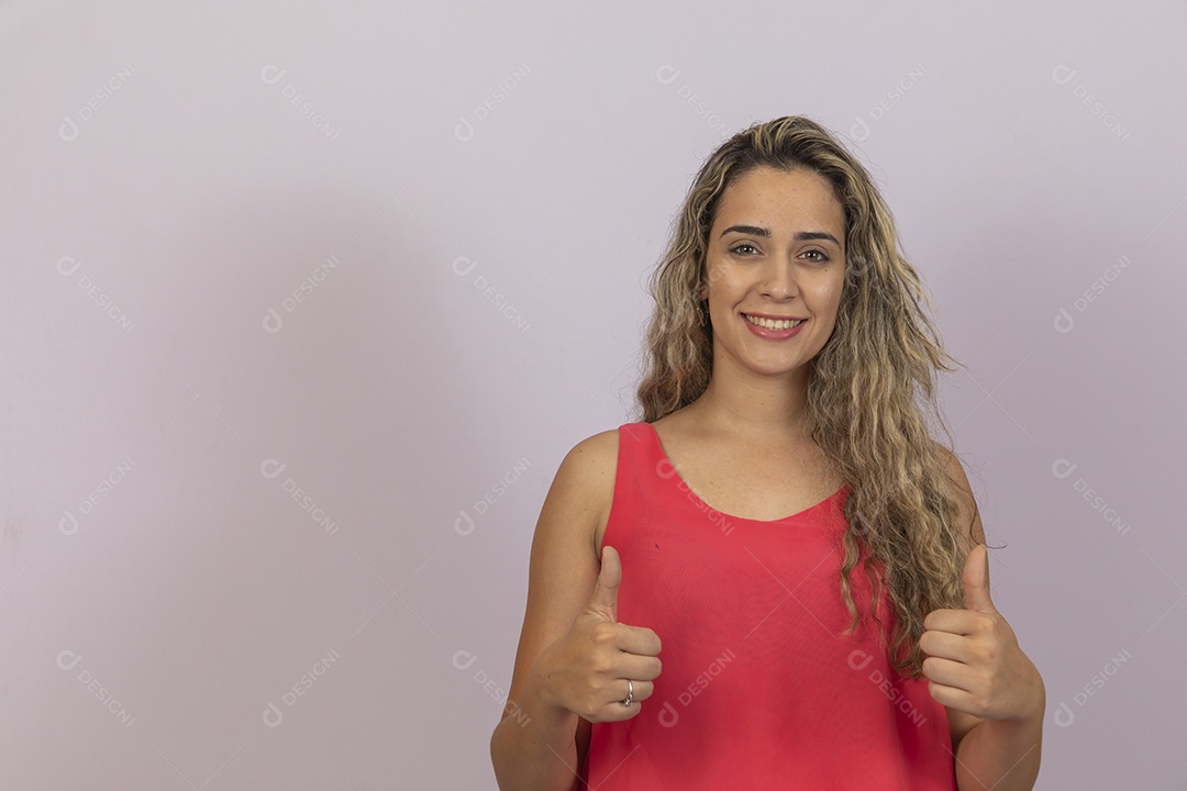Linda mulher jovem cabelo longos e loiros sorridente