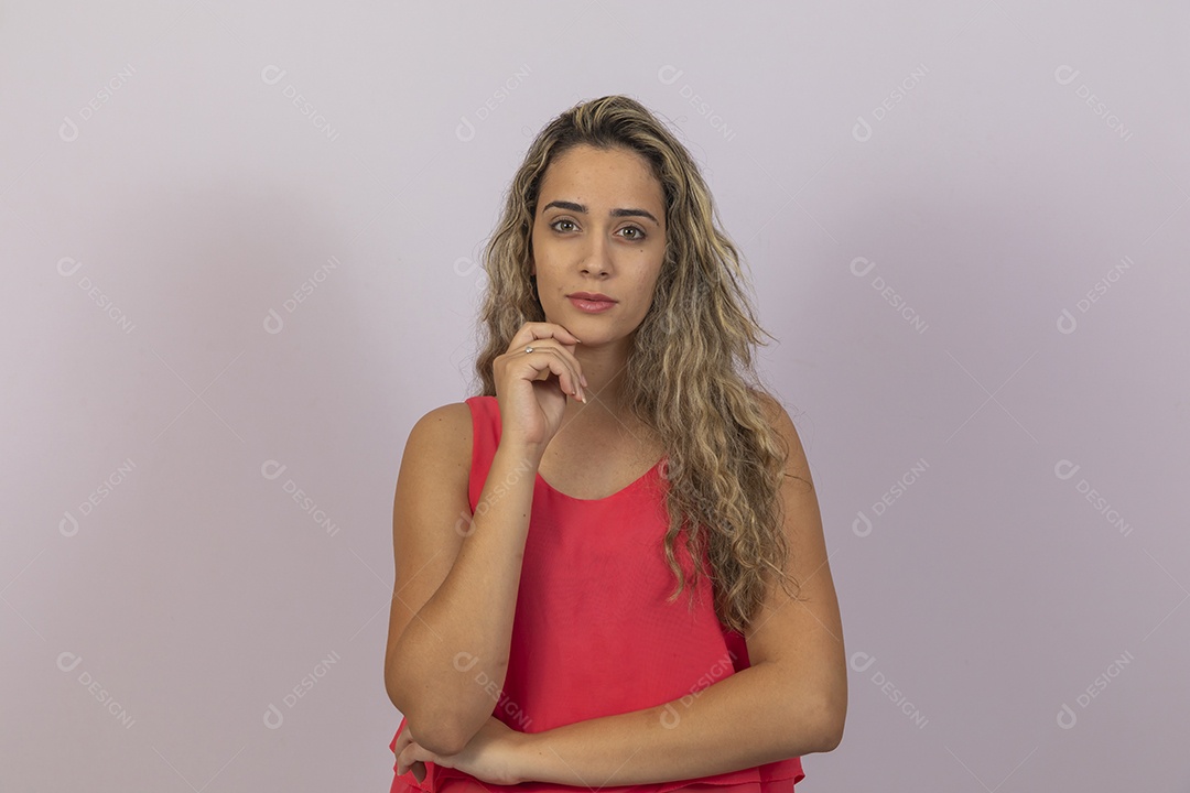 Linda mulher jovem cabelo longos e loiros sorridente