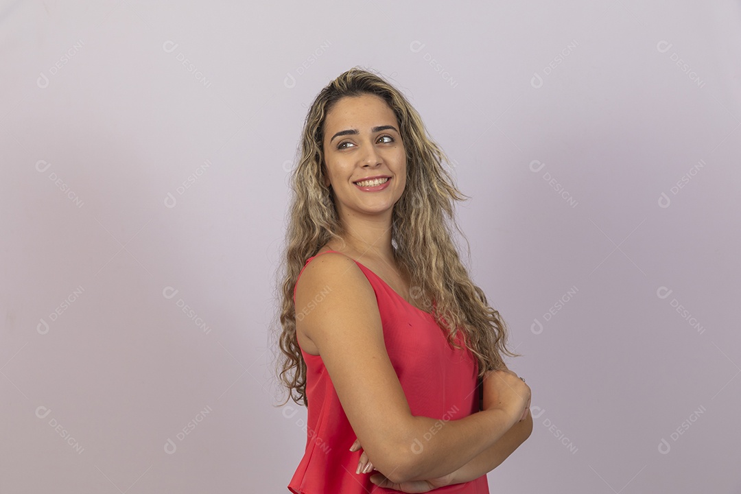 Linda mulher jovem cabelo longos e loiros sorridente