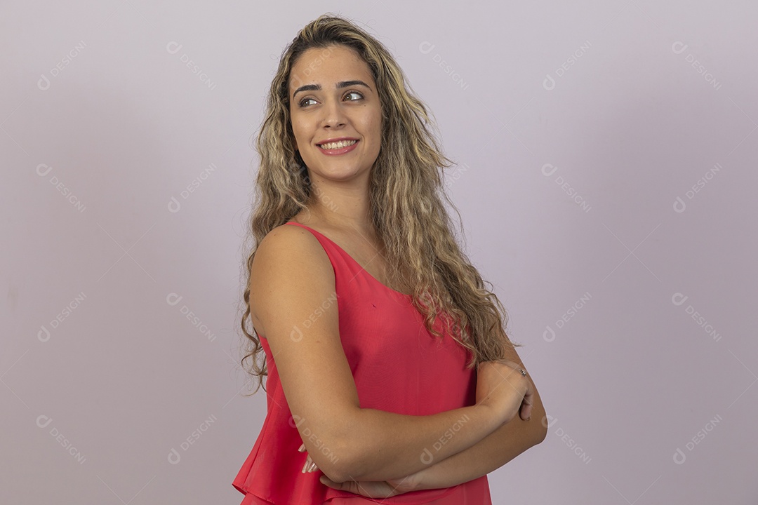 Linda mulher jovem cabelo longos e loiros sorridente