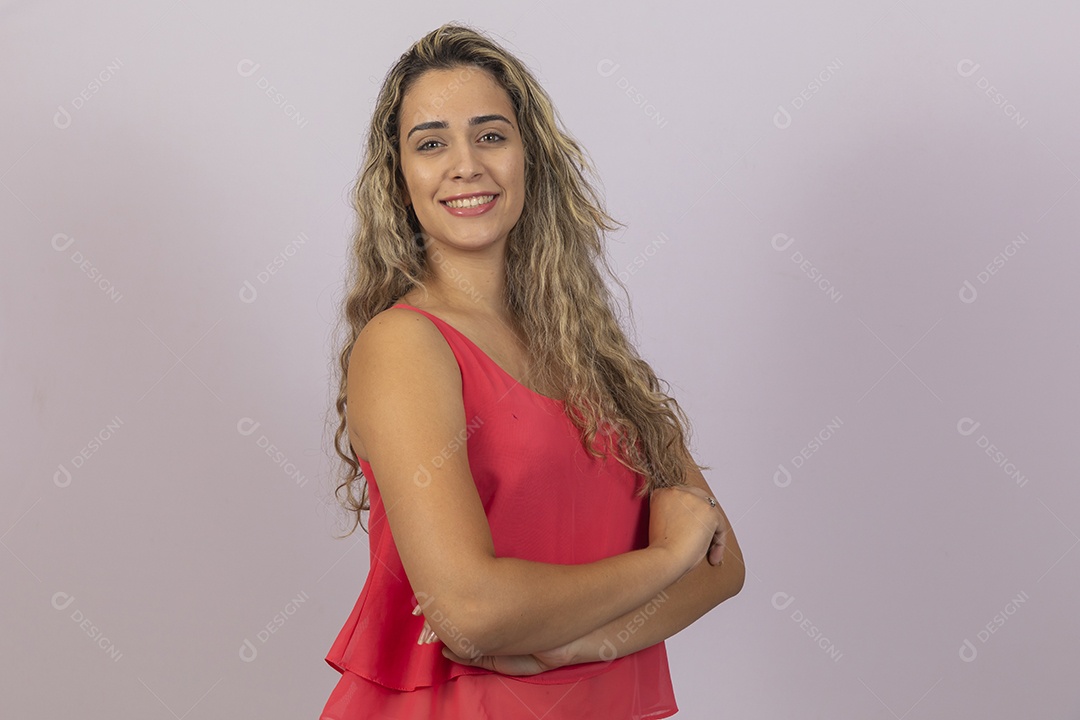 Linda mulher jovem cabelo longos e loiros sorridente