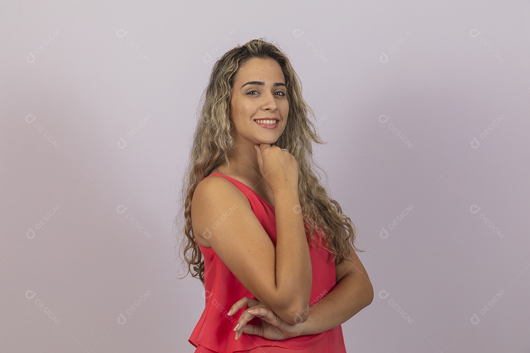 Linda mulher jovem cabelo longos e loiros sorridente