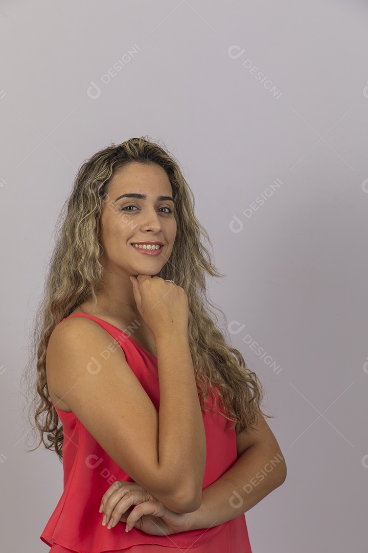 Linda mulher jovem cabelo longos e loiros sorridente