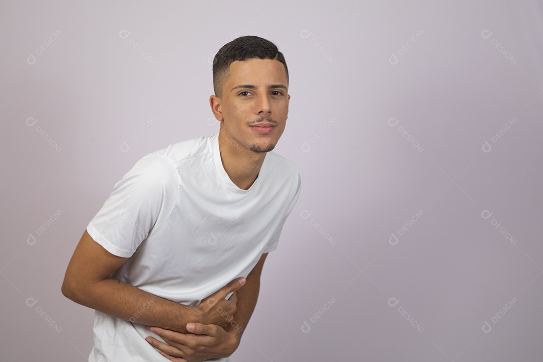 Homem jovem rapaz garoto usando camiseta branca sobre fundo isolado branco