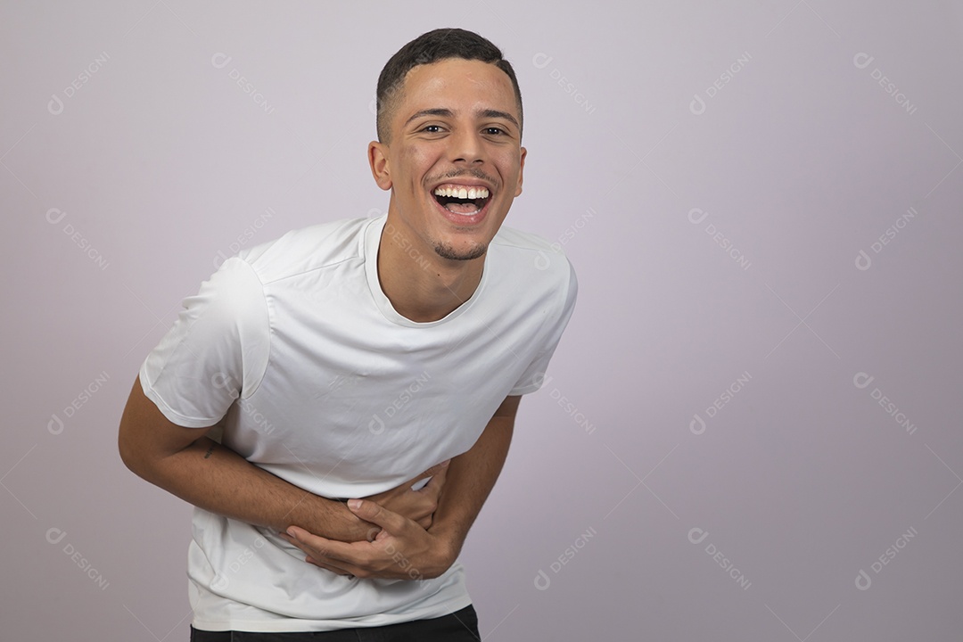 Homem jovem rapaz garoto usando camiseta branca sobre fundo isolado branco