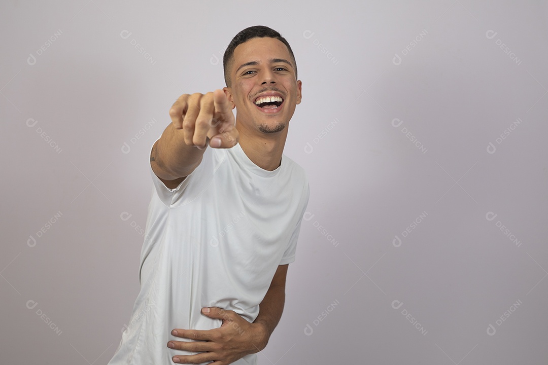 Homem jovem rapaz garoto usando camiseta branca sobre fundo isolado branco