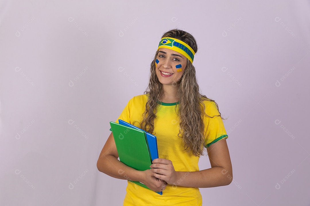 Linda Mulher jovem brasileira torcedora estudante copa do mundo Futebol