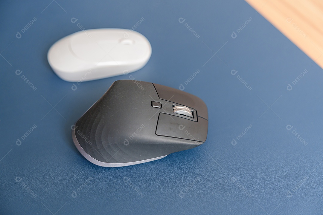 Comparação de mouse vertical ergonômico e mouse geral na mesa no local de trabalho