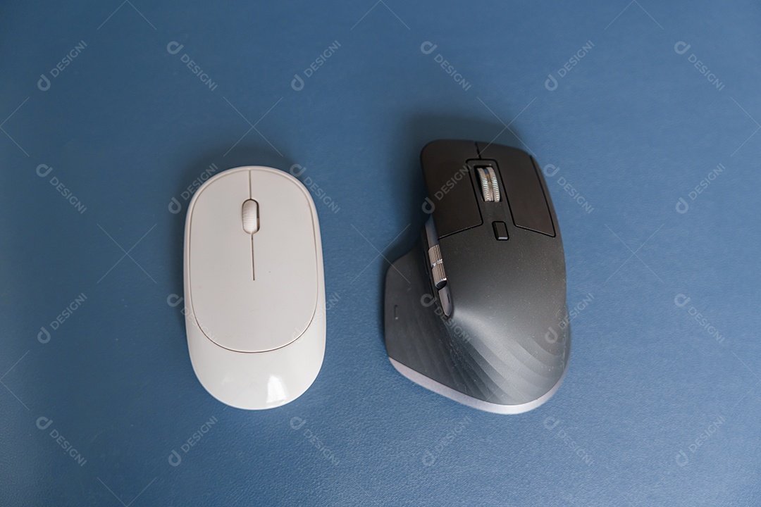 Comparação de mouse vertical ergonômico e mouse geral na mesa no local de trabalho