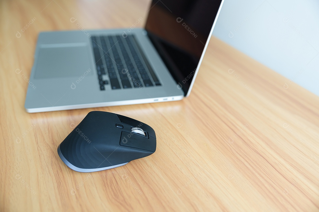 Comparação de mouse vertical ergonômico e mouse geral na mesa no local de trabalho