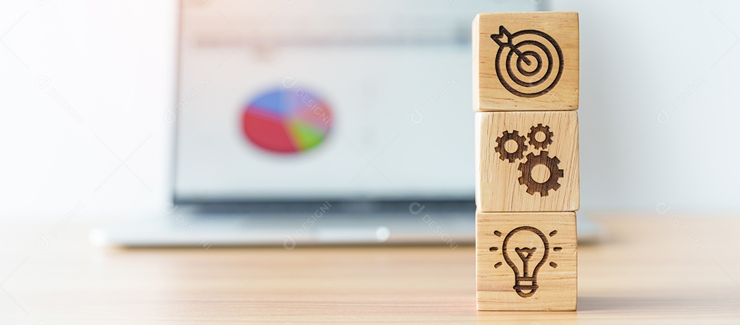 Alvo de dardos acima do bloco de ícones contra a sagacidade do laptop