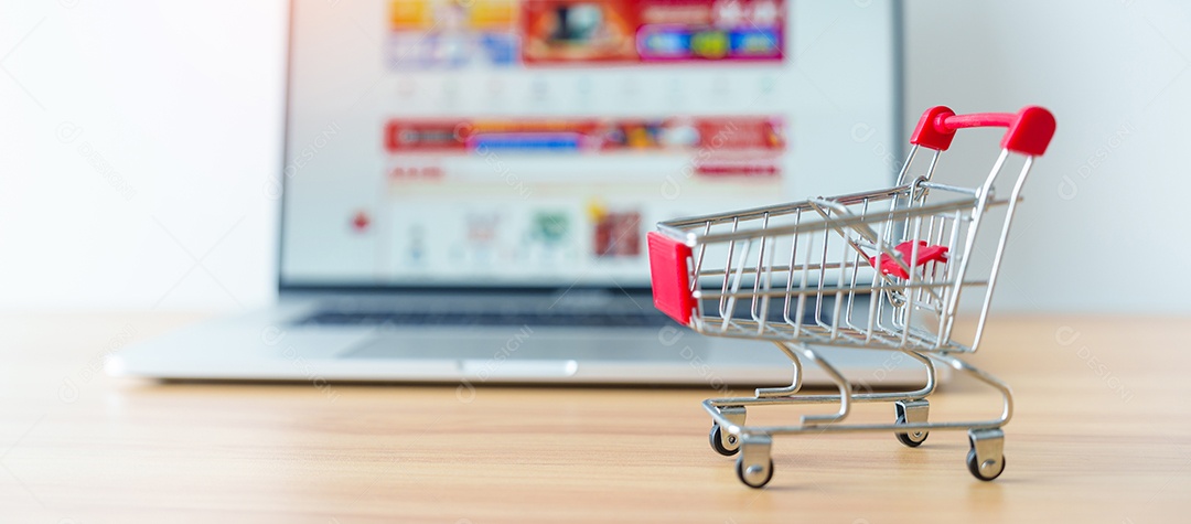 Carrinho de compras e laptop com site de mercado