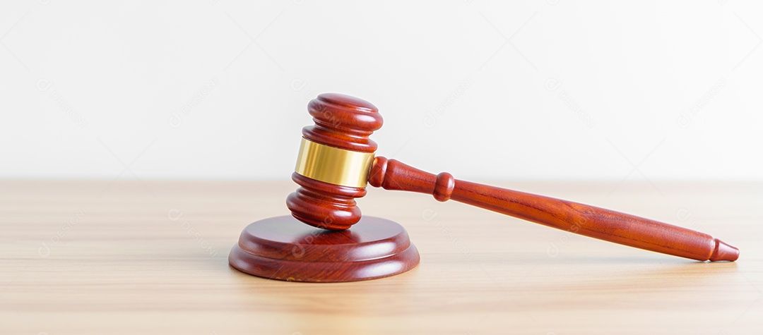 Juiz martelo na mesa. Lei, advogado, julgamento, leilão de justiça e conceito de licitação