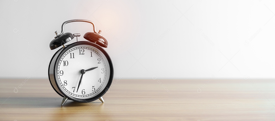 Despertador vintage na mesa de madeira