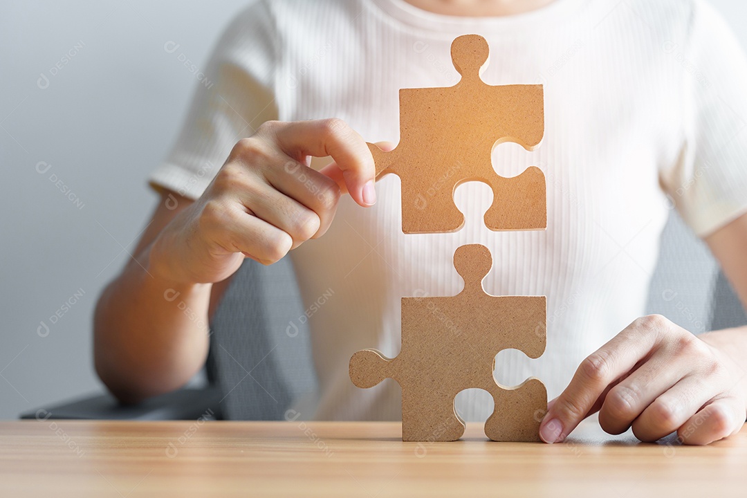 Peça de quebra-cabeça de casal de conexão de mão. Solução de negócios, missão