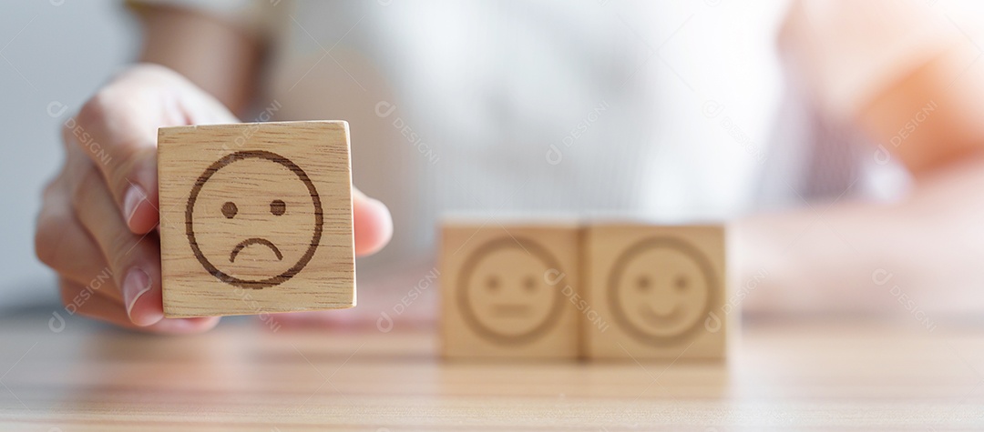 Mão escolhendo rosto zangado infeliz do bloco de emoção. cliente