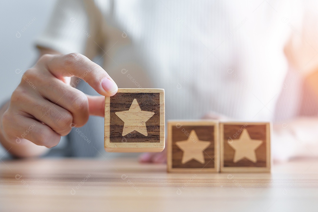 Mão segurando o bloco Star. O cliente escolhe a classificação para comentários de usuários