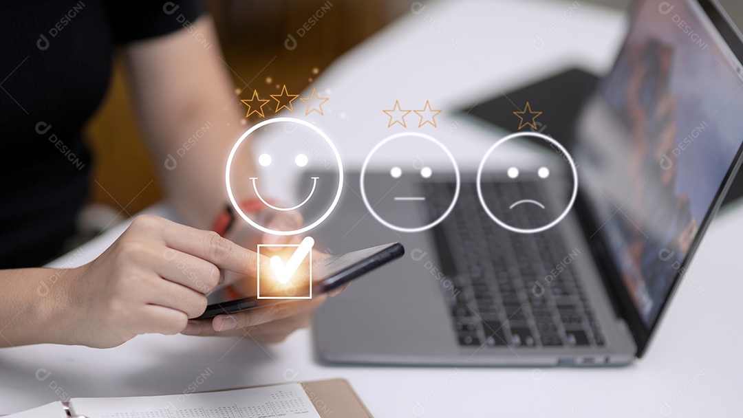 Conceito de avaliação de serviço ao cliente. usando um smartphone é pressionar