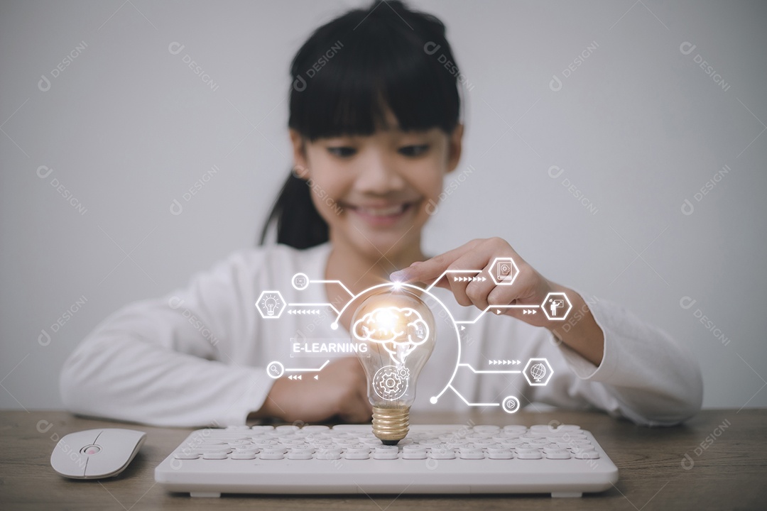 Conceito de tecnologia de educação. Aluna aprendendo na sala