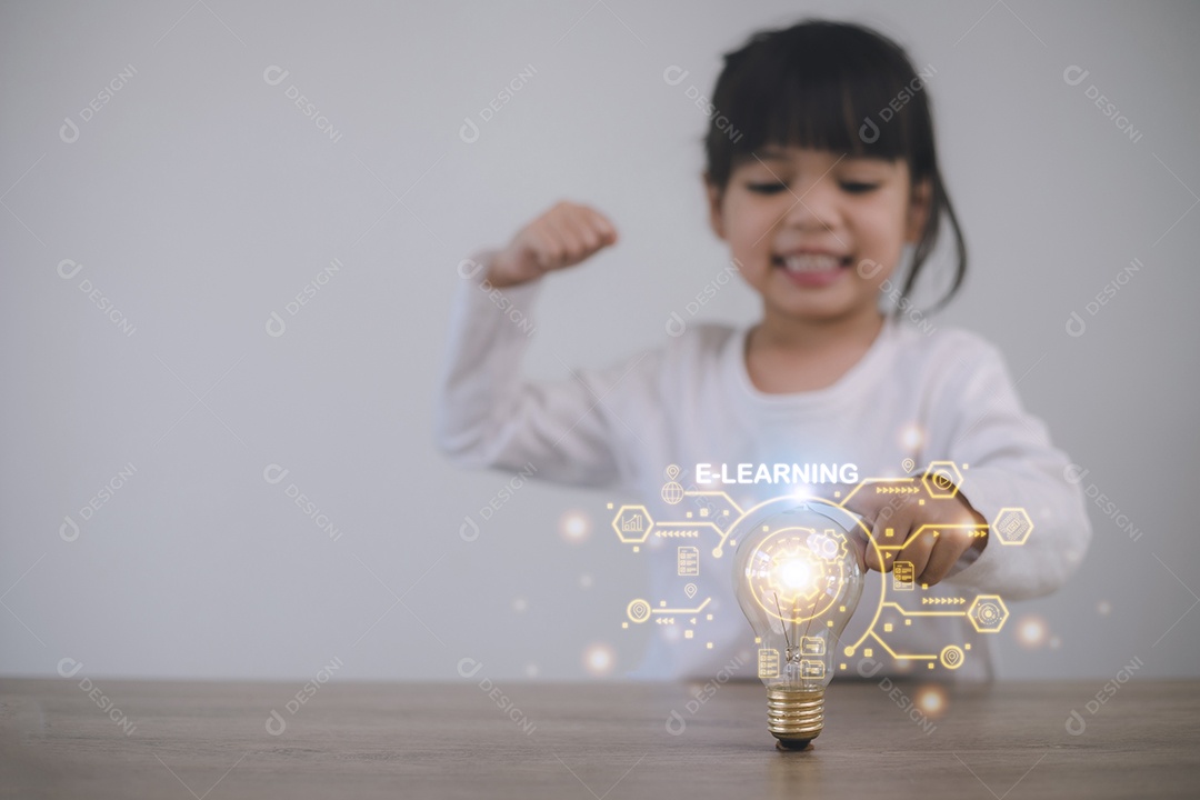 Conceito de tecnologia de educação. Aluna aprendendo na sala