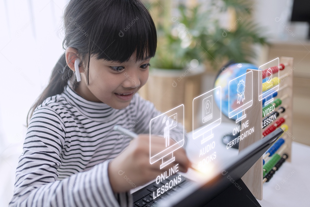 Conceito de tecnologia de educação. Aluna aprendendo na sala