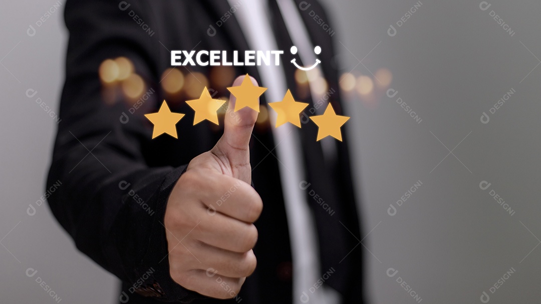 mão do cliente com ícone de feedback de classificação de cinco estrelas ouro e pres