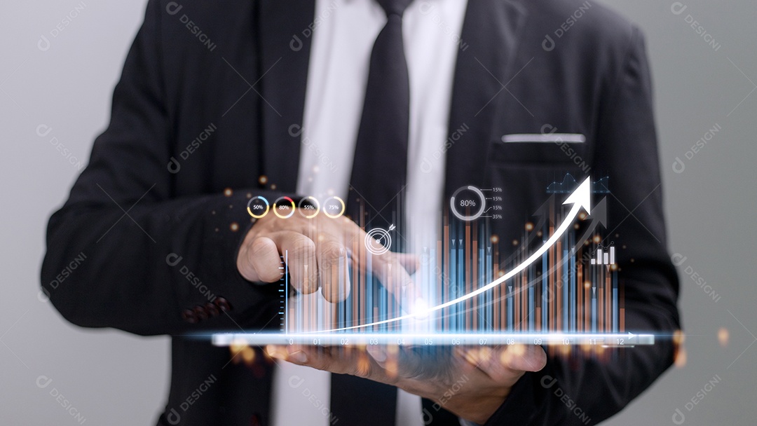 pessoas usando tablets E usando o dedo para tocar na tela Wifi