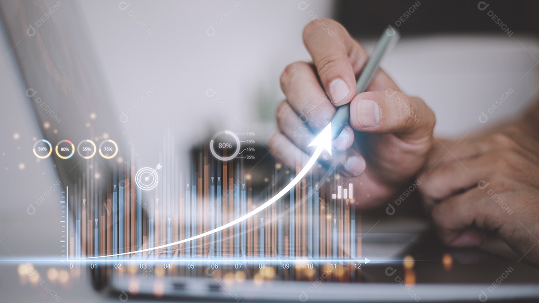 pessoas usando tablets E usando o dedo para tocar na tela WIFI