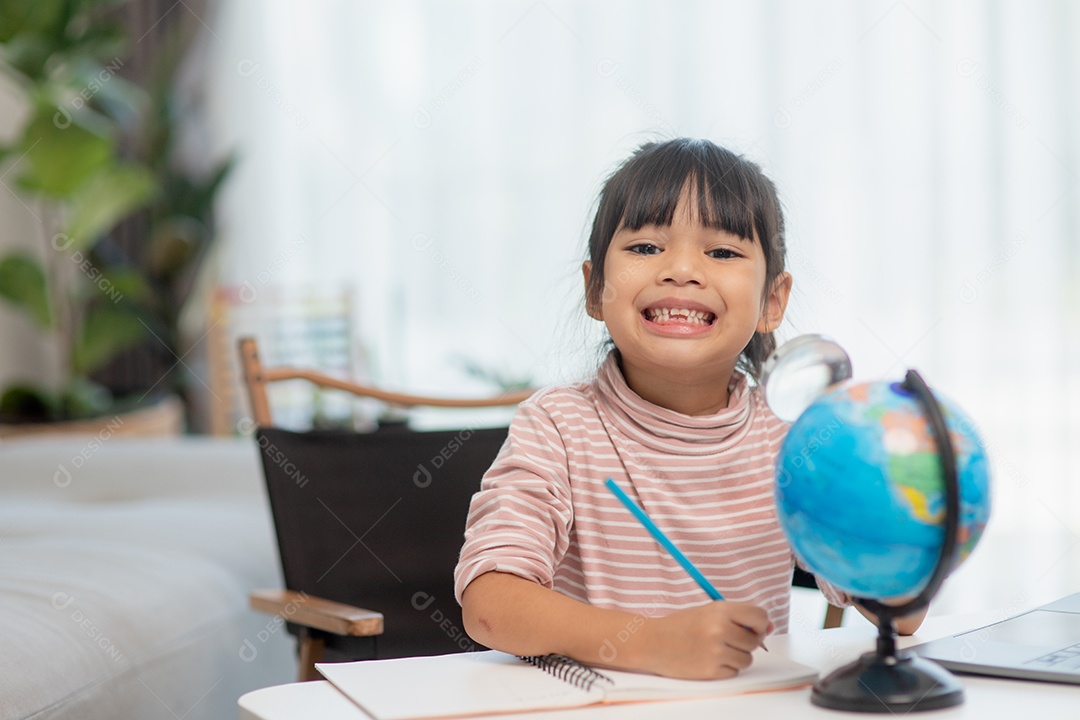Menina asiática está aprendendo o modelo do globo, conceito de salvar