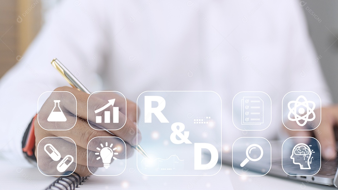 Mão do empresário segurando uma caneta apontando para o ícone R e D para R