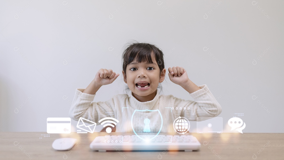 Segurança infantil online. Menina usando laptop em casa