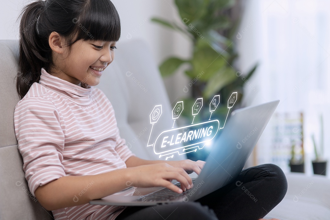 Garota asiática inteligente explora habilidades para se tornar gênio. pensamento criativo,