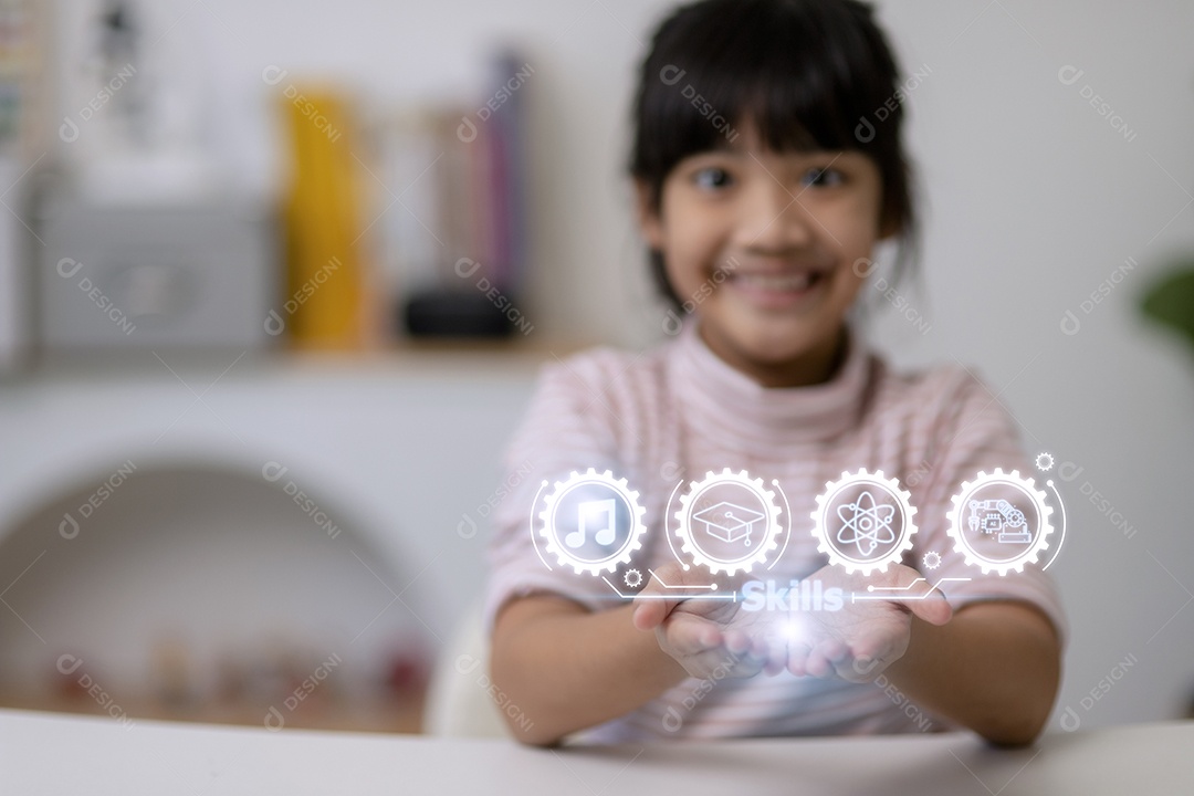 Garota asiática inteligente explora habilidades para se tornar gênio. pensamento criativo