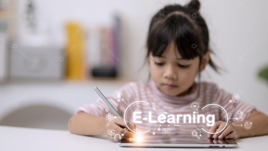 Garota asiática inteligente explora habilidades para se tornar gênio. pensamento criativo