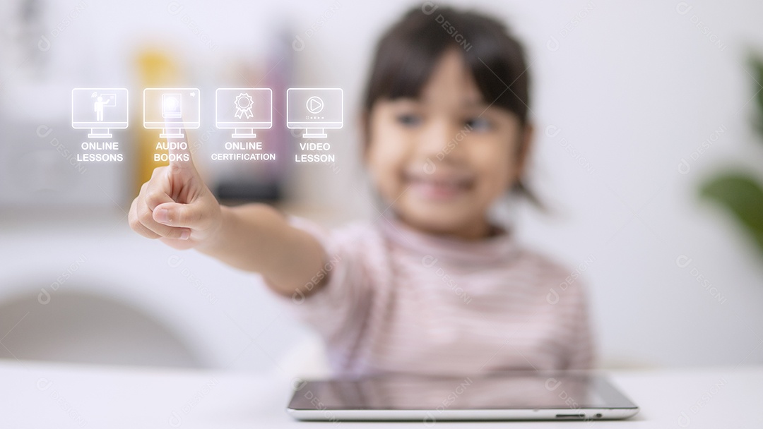 Garota asiática inteligente explora habilidades para se tornar gênio. pensamento criativo