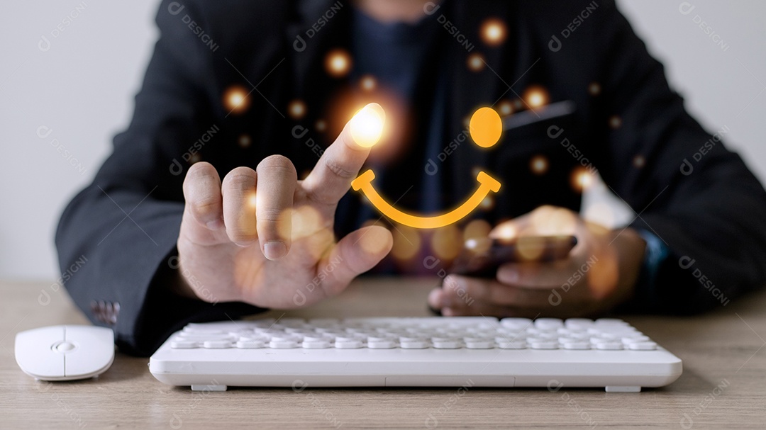 O consumidor respondeu a pesquisa de forma conceitual. O cliente cria um símbolo sorridente de rosto feliz usando uma caneta digital. A noção de felicidade do cliente e experiência de serviço.