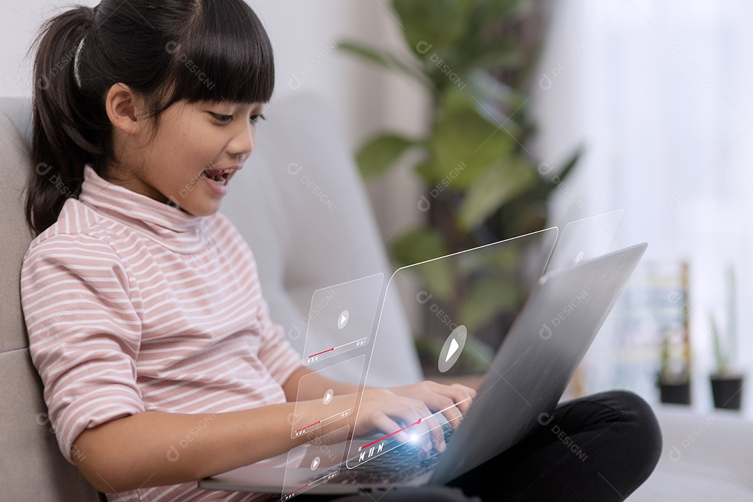 Garota asiática inteligente explora habilidades para se tornar gênio. pensamento criativo