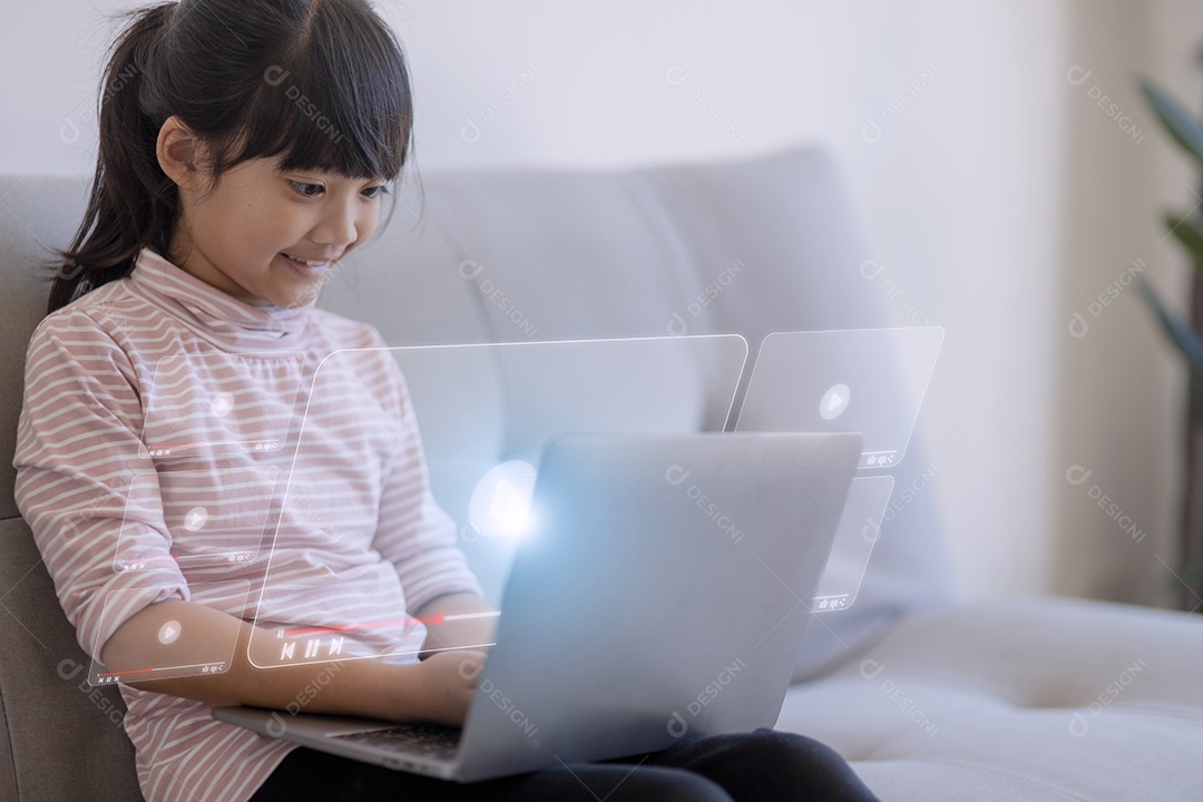 Garota asiática inteligente explora habilidades para se tornar gênio. pensamento criativo