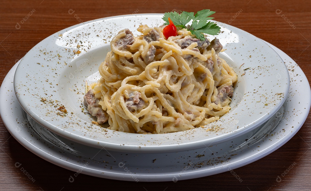 Espaguete ao molho quatro queijos e filé mignon.