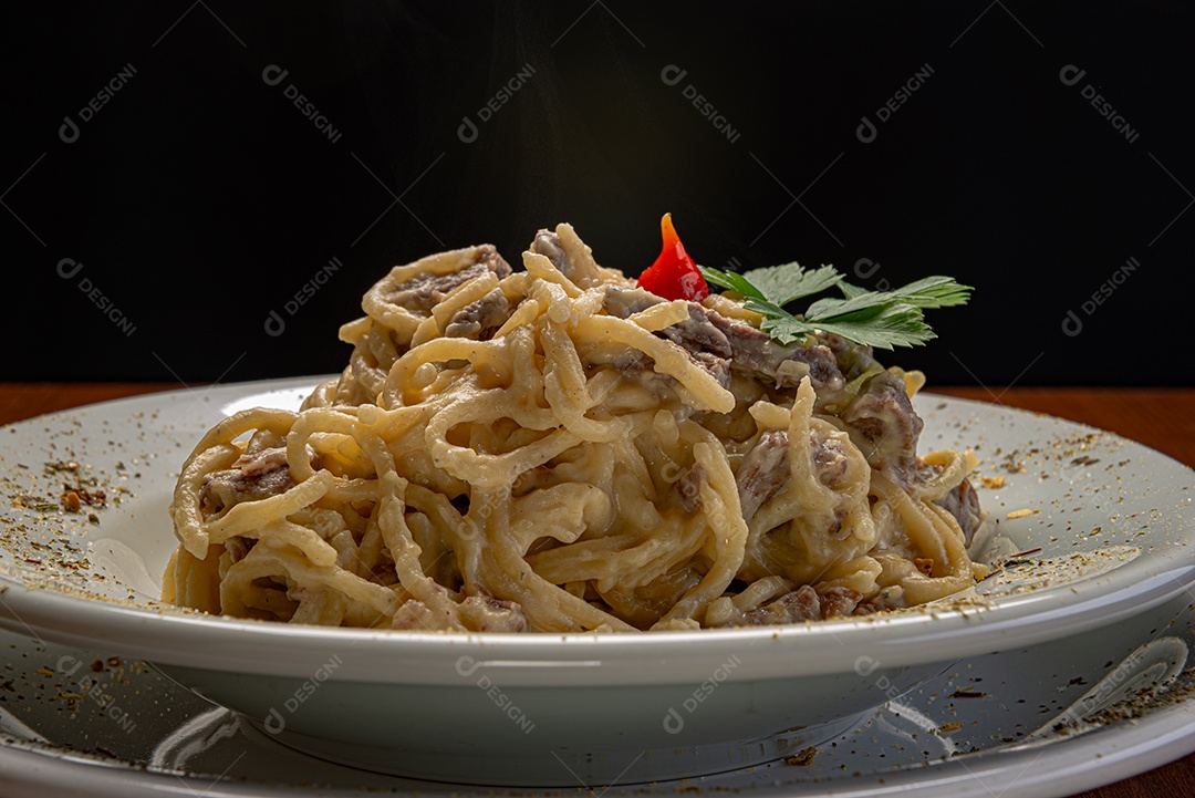 Espaguete ao molho quatro queijos e filé mignon.