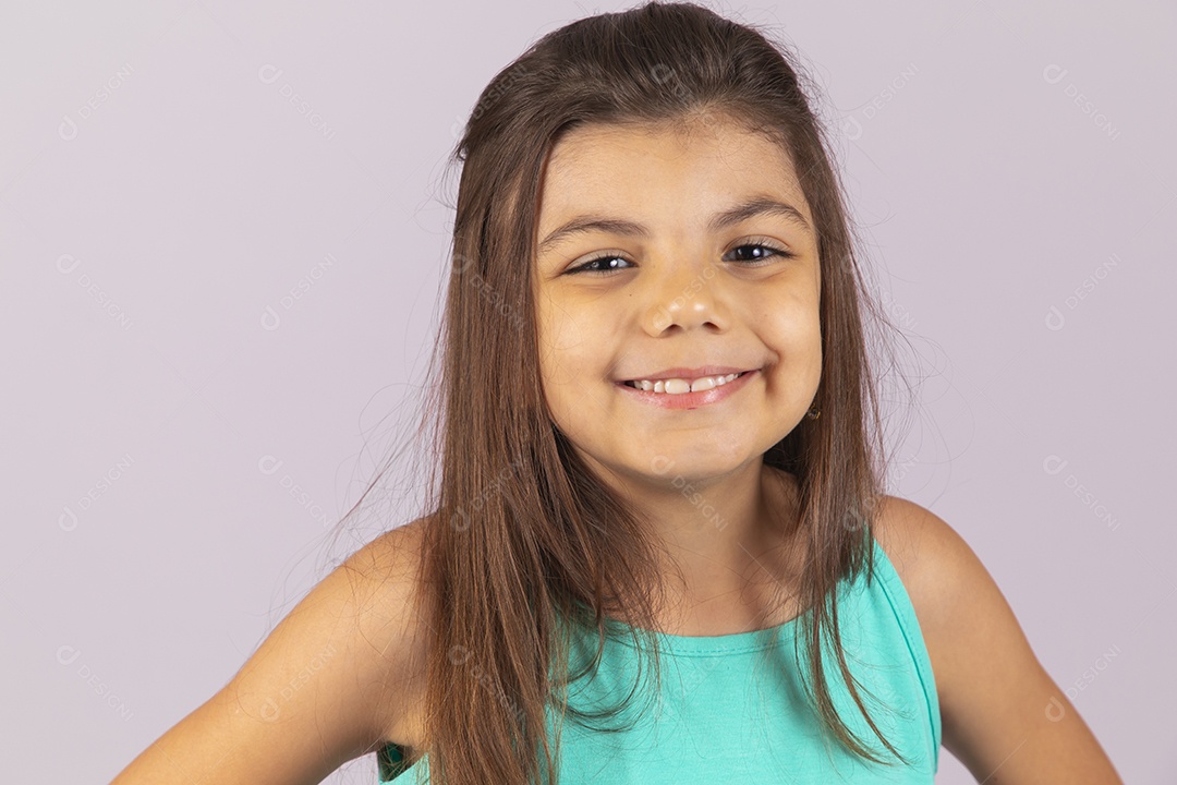 Linda Menina criança garotinha sobre fundo isolado branco