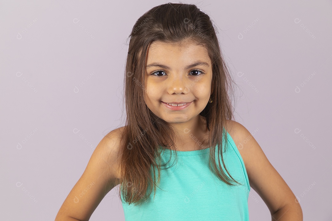 Linda Menina criança garotinha sobre fundo isolado branco