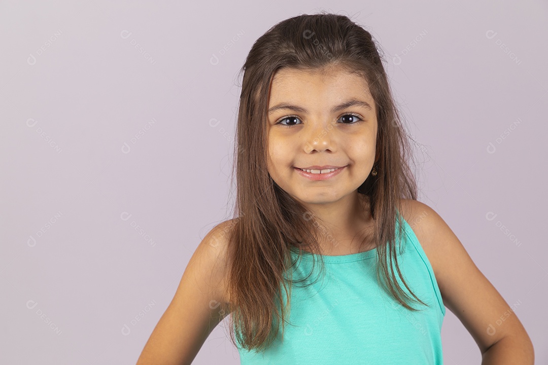 Linda Menina criança garotinha sobre fundo isolado branco