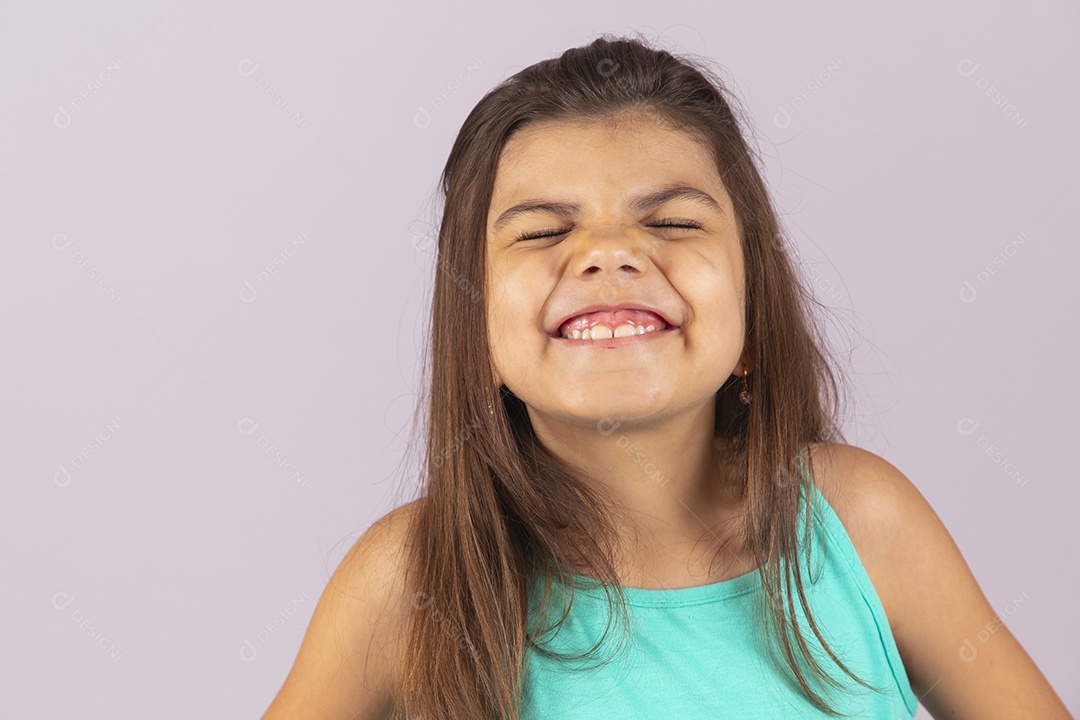 Linda Menina criança garotinha sobre fundo isolado branco