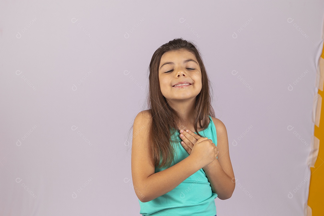 Linda Menina criança garotinha sobre fundo isolado branco
