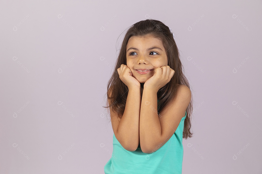 Linda Menina criança garotinha sobre fundo isolado branco