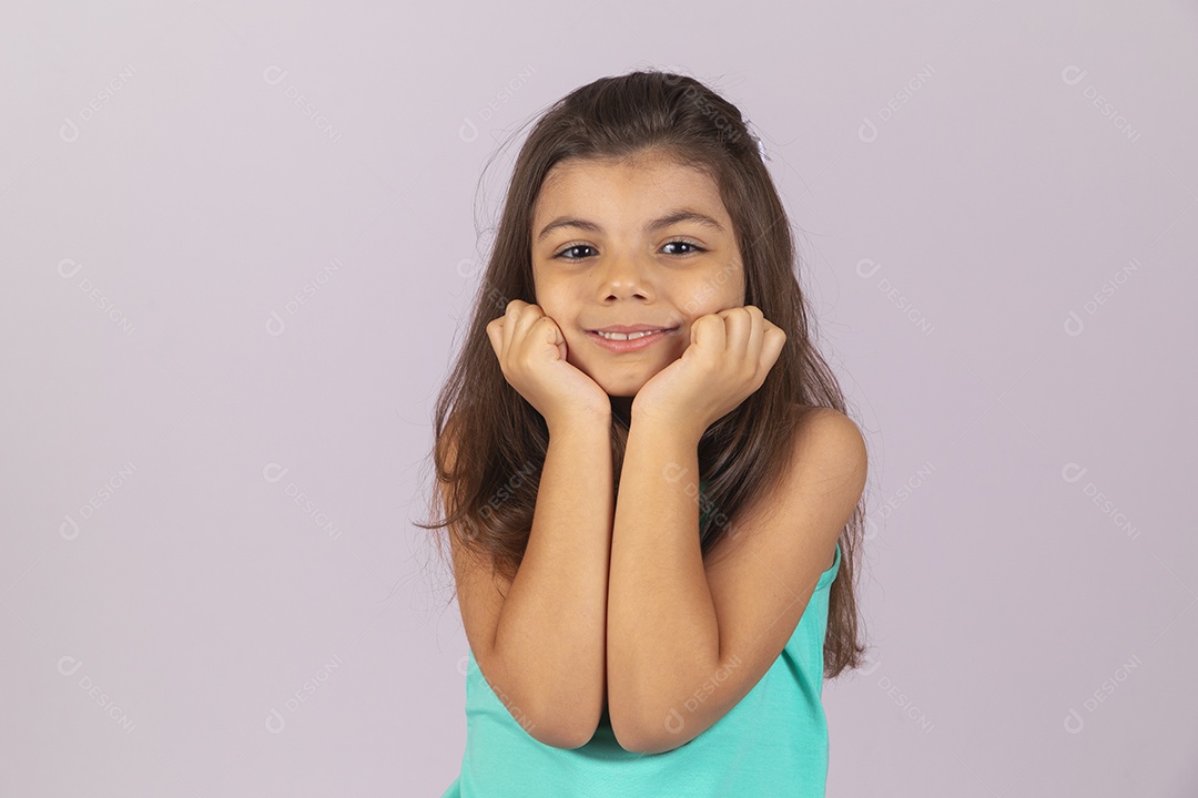 Linda Menina criança garotinha sobre fundo isolado branco