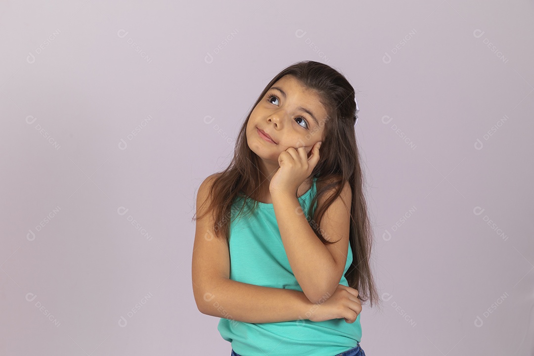 Linda Menina criança garotinha sobre fundo isolado branco