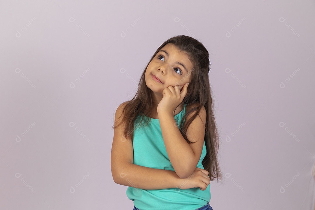 Linda Menina criança garotinha sobre fundo isolado branco